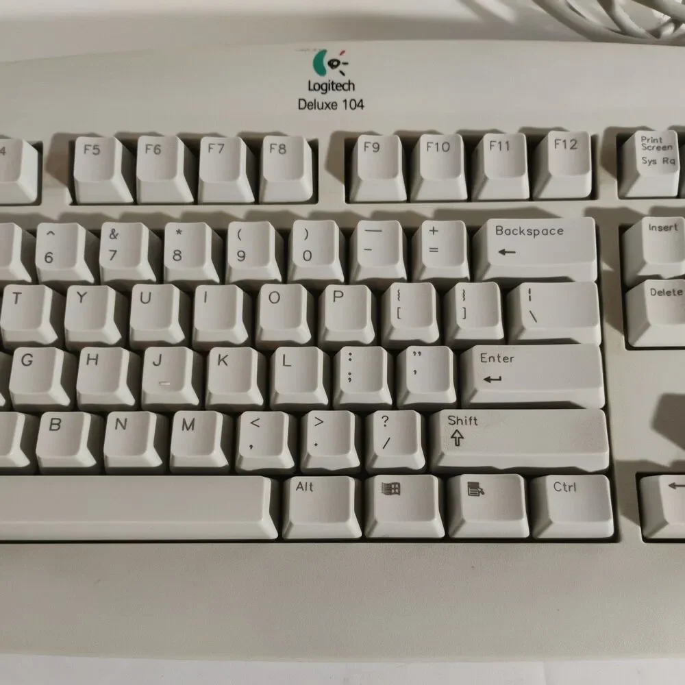 Logitech Deluxe 104 Keyboard SCC00419670